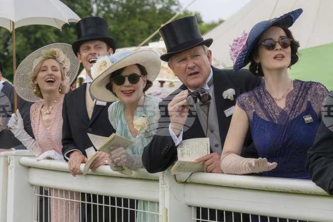 Търгът на реквизит и костюми от сериала "Имението Даунтън" надмина очакванията