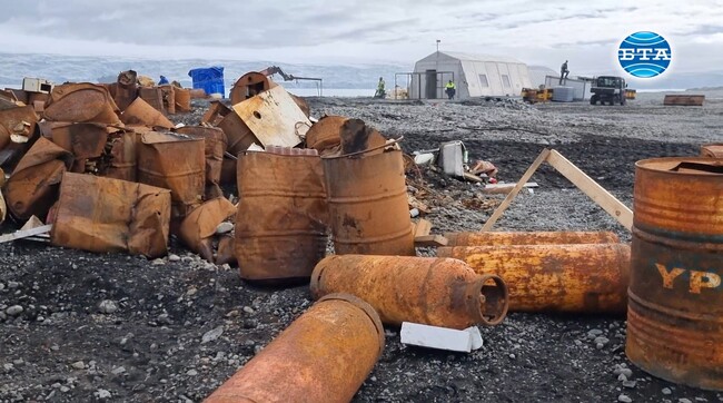 Разчиства се скрап от плажа пред българската антарктическа база на остров Ливингстън