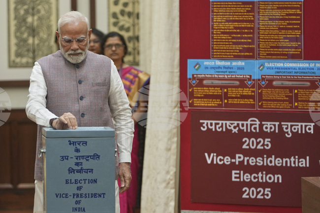ПТИ: Индийският премиер Нарендра Моди пръв упражни правото си на глас на изборите за нов вицепрезидент 