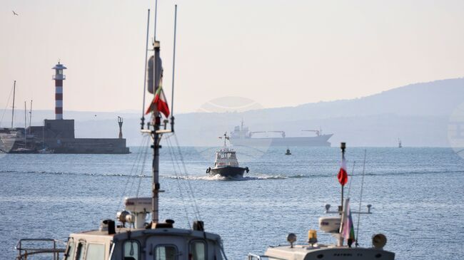 Няма замърсяване на морските води след изтеглянето на кораба „Кайрос“ към пристанище Бургас, съобщиха от МОСВ