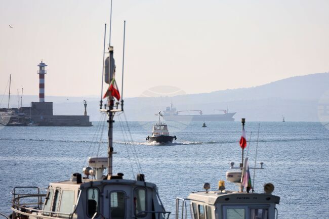 Няма замърсяване на морските води след изтеглянето на кораба „Кайрос“ към пристанище Бургас, съобщиха от МОСВ