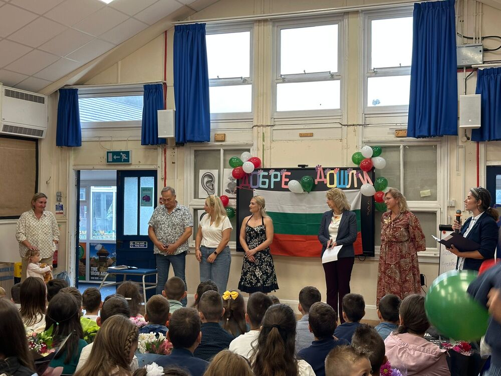 С много вълнение, смях, цветя, любопитни погледи и радост премина първият учебен ден, посочват от училище „Христо Ботев” в Челтнъм, Англия