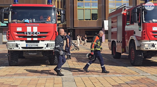 Пожарникарите в Добрич демонстрираха как се изважда пострадал при пътнотранспортно произшествие по повод Седмицата на пожарната безопасност