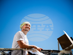 Стенописи в Студентски град припомнят оригиналния замисъл образованието и културата да имат водещо място в квартала. Снимка: Борислав Урумов