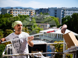 Стенописи в Студентски град припомнят оригиналния замисъл образованието и културата да имат водещо място в квартала. Снимка: Борислав Урумов