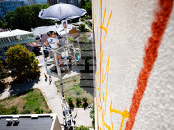 Стенописи в Студентски град припомнят оригиналния замисъл образованието и културата да имат водещо място в квартала. Снимка: Борислав Урумов