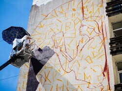 Стенописи в Студентски град припомнят оригиналния замисъл образованието и културата да имат водещо място в квартала. Снимка: Борислав Урумов