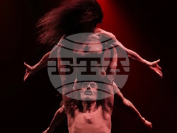 Танцовите артисти Зия Азази и Марион Крамп представят в София спектакъла „Pietà 2.0“, снимка – „Топлоцентрала“