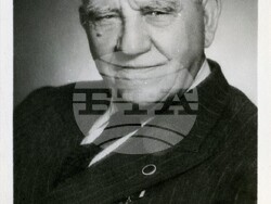 Иван Попов, снимка – Художествен архив на Народния театър „Иван Вазов“