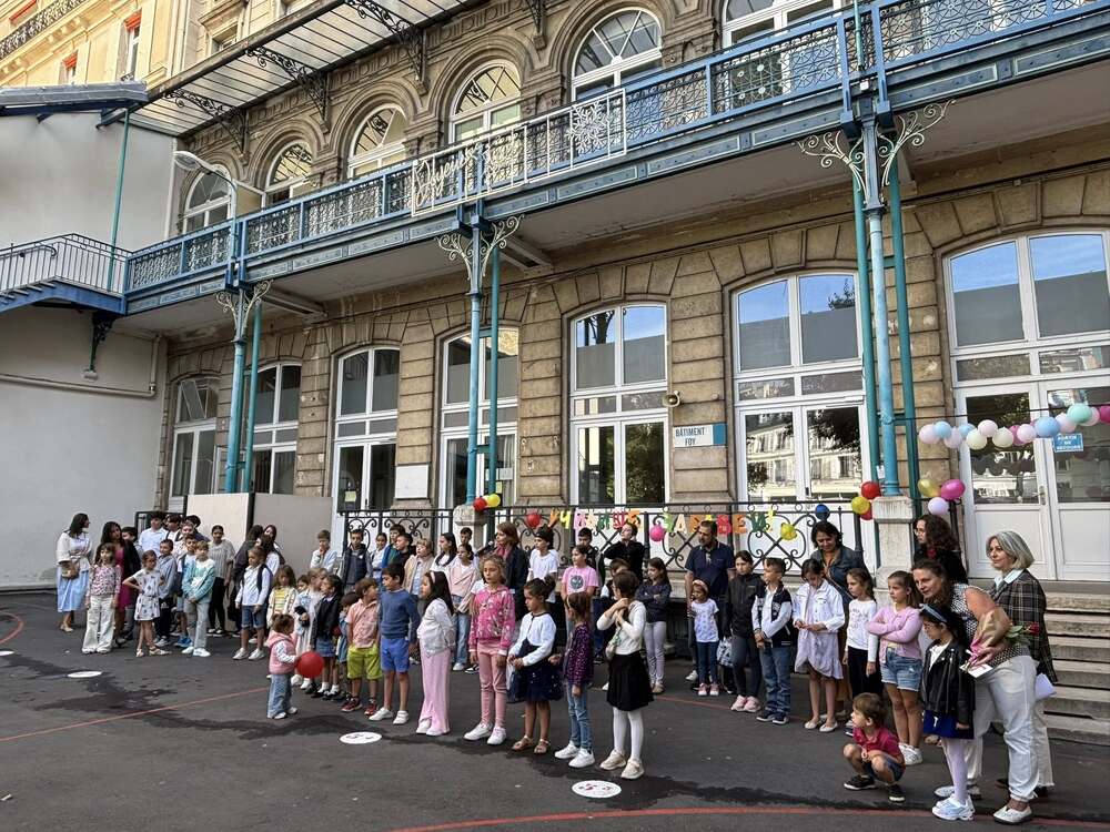С питка, мед и здравец бе открита новата учебна година в Българското училище „Паисий Хилендарски“ в Париж