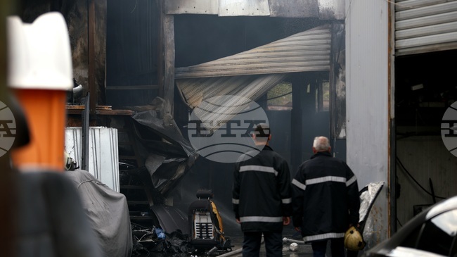 Пожар в автокъща в Дупница е унищожил четири автомобила