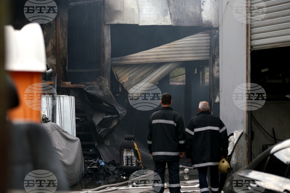 Пожар в автокъща в Дупница е унищожил четири автомобила