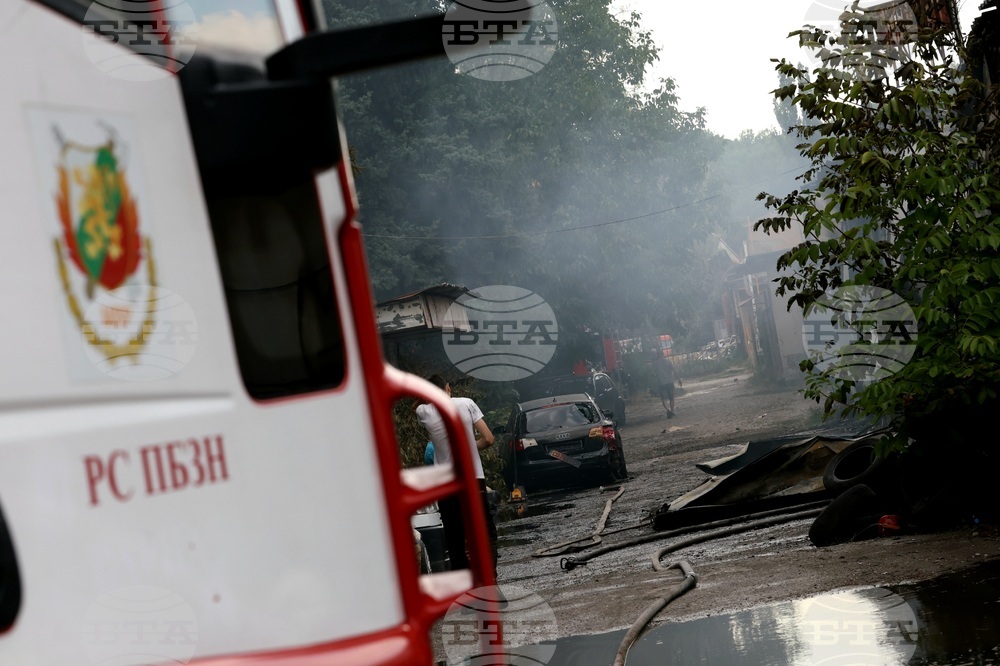 Повече от 30 автомобила са засегнати от пожар в столичния квартал "Гоце Делчев"