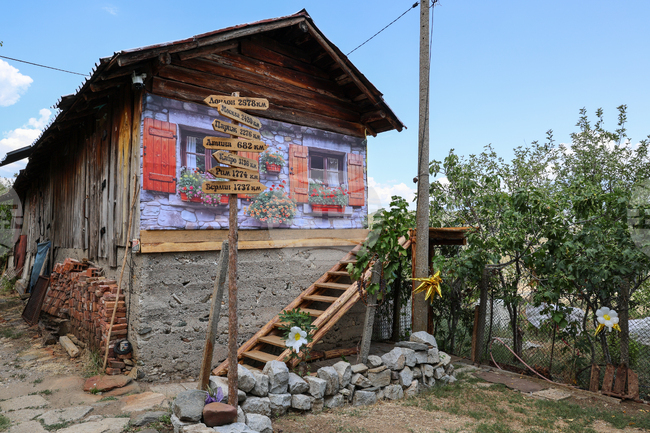 Учител от град Симитли създаде пчелна стая за апитерапия