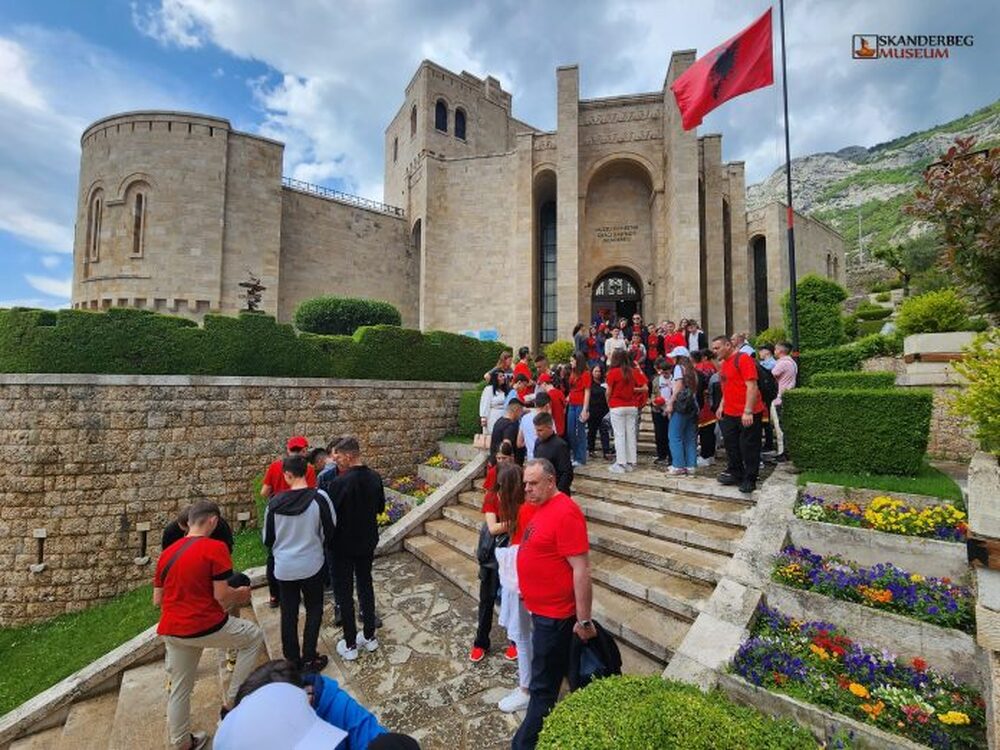 АТА: Албания посрещна почти 9 милиона чуждестранни туристи за осемте месеца на годината, каза министърът на туризма Мирела Кумбаро