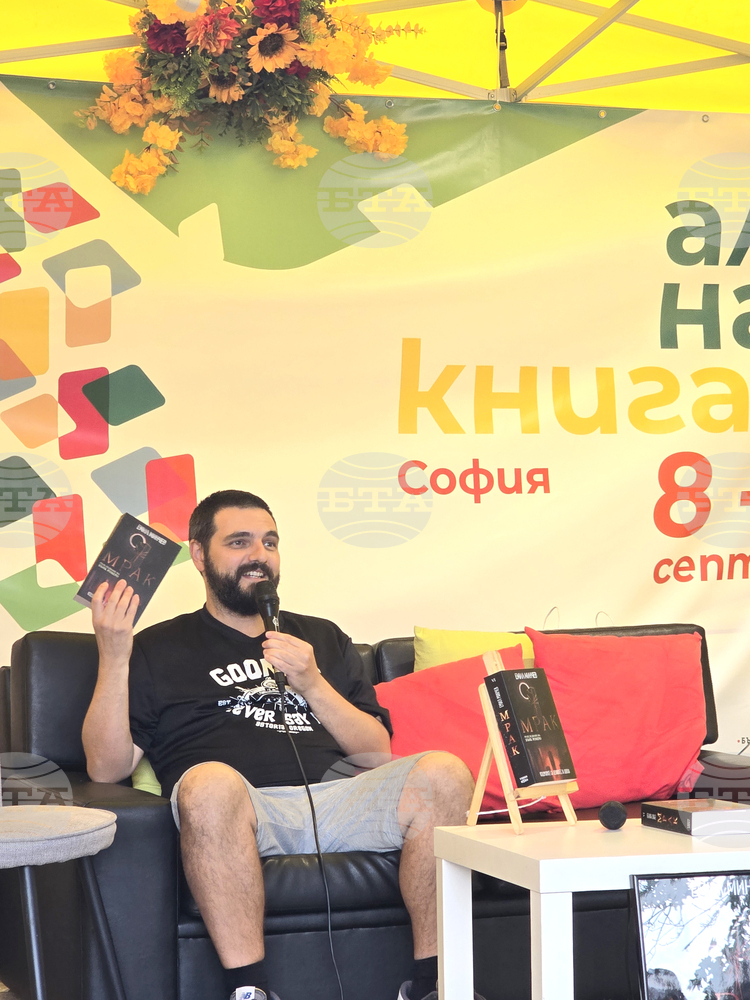 „Мрак“ е кулминацията на 11-годишен труд, каза авторът Емил Минчев по повод официалното представяне на романа на „Алея на книгата“