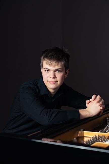 Младият виртуоз Ивайло Василев гостува на Софийската филхармония