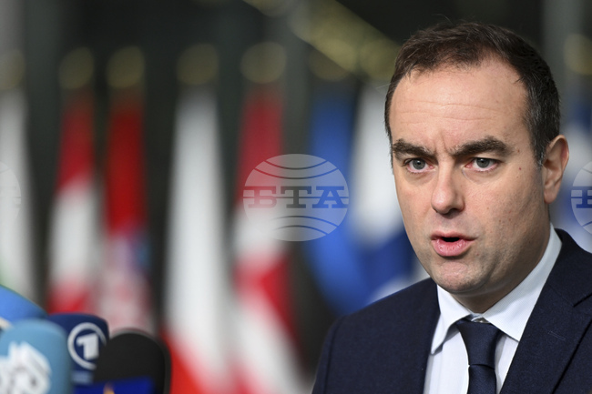 Рейтингът на Макрон намалява за сметка на растящото одобрение за Льокорню, съобщи френски вестник