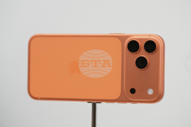 Пускането на пазара на "айФон 17" предизвика дълга опашка пред магазина на "Епъл" в Пекин