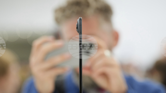 „Епъл“ намалява наполовина производството на „айФон Еър“ заради слабо търсене