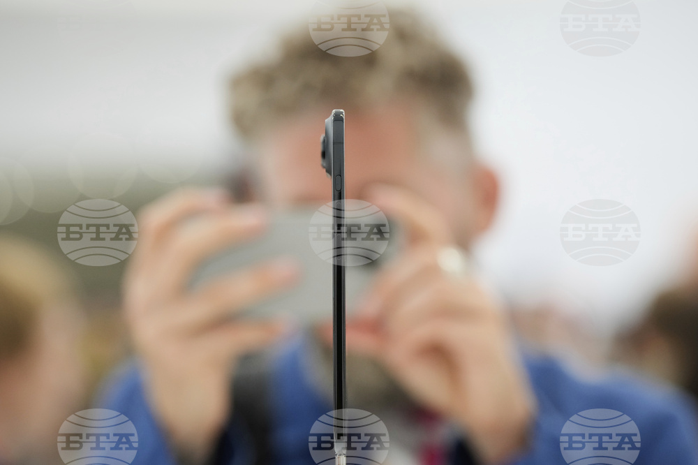 „Епъл“ намалява наполовина производството на „айФон Еър“ заради слабо търсене