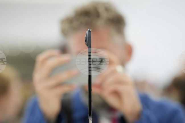 „Епъл“ намалява наполовина производството на „айФон Еър“ заради слабо търсене