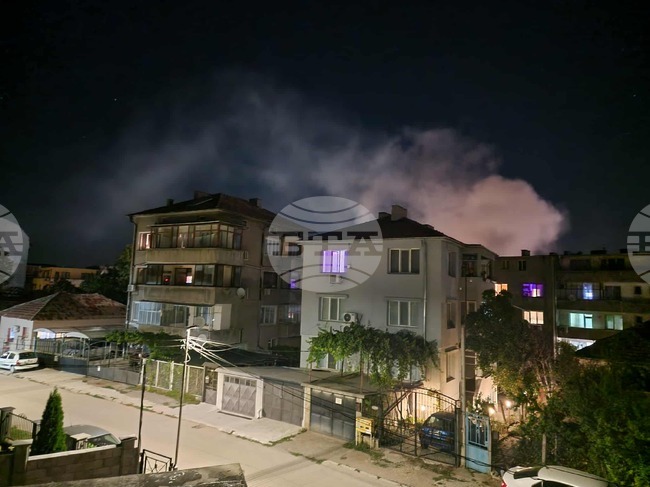 Два пожарни екипа гасят горяща къща в Търговище 