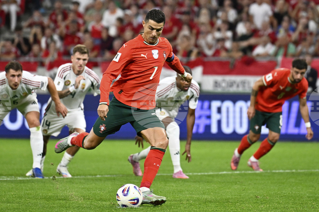 Наградиха Кристиано Роналдо за цялостна кариера, той обяви, че ще играе още няколко години