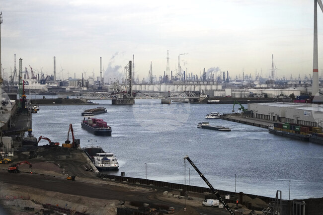 Пристанището в Антверпен е затворено за големи кораби заради петролен разлив 