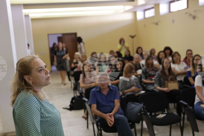 Въпросите за двойното обозначаване на цените и данъчните декларации бяха засегнати по време на информационна среща за еврото в Етрополе 