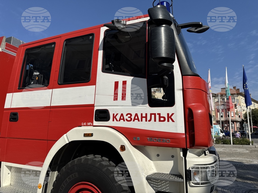 Пожарна техника и оборудване показват от местната Районна пожарна служба пред сградата на Община Казанлък