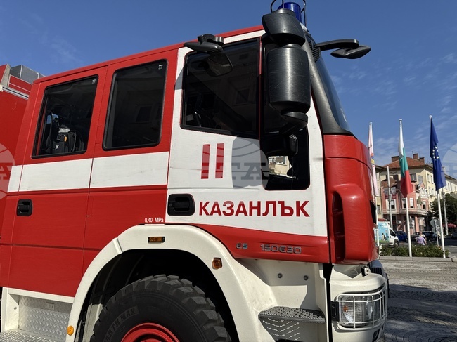 Пожарна техника и оборудване показват от местната Районна пожарна служба пред сградата на Община Казанлък