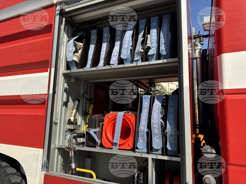 Пожар в сухи треви и отпадъци е избухнал между селата Голяма Брестница и Дъбен в област Ловеч