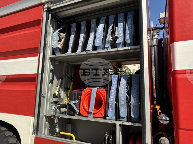 Пожар в сухи треви и отпадъци е избухнал между селата Голяма Брестница и Дъбен в област Ловеч