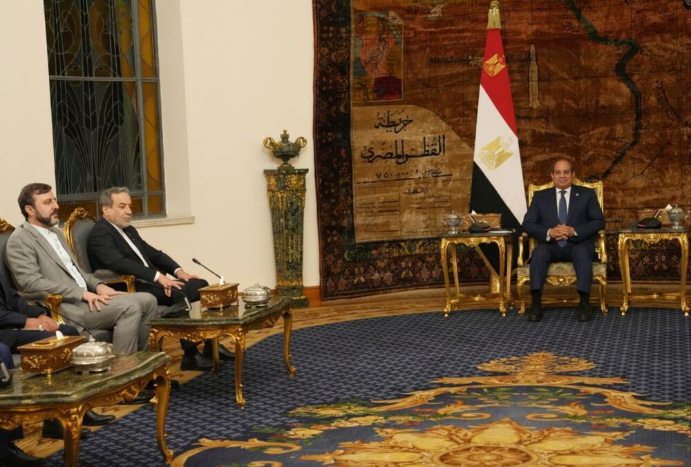 ИРНА: Външният министър на Иран се срещна с египетския президент, за да обсъдят двустранните отношения и регионалните проблеми 