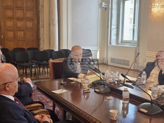 Общо 15 студентски общежития в София сега се ремонтират, каза министър Красимир Вълчев