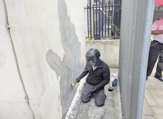Графит на Банкси бе заличен от фасадата на Кралския съд в Лондон