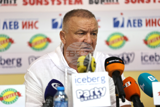 Националният треньор по борба за жени Симеон Щерев: "Имаме потенциал и винаги очакваме най-доброто"