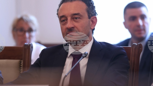 Държавата не бива да е арбитър, но трябва да предотврати глоби заради спора за авторските права, каза Даниел Лорер