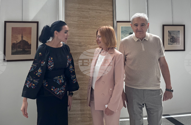 Изложба на украински художник с графики на знакови сгради от няколко български града беше открита в Народното събрание