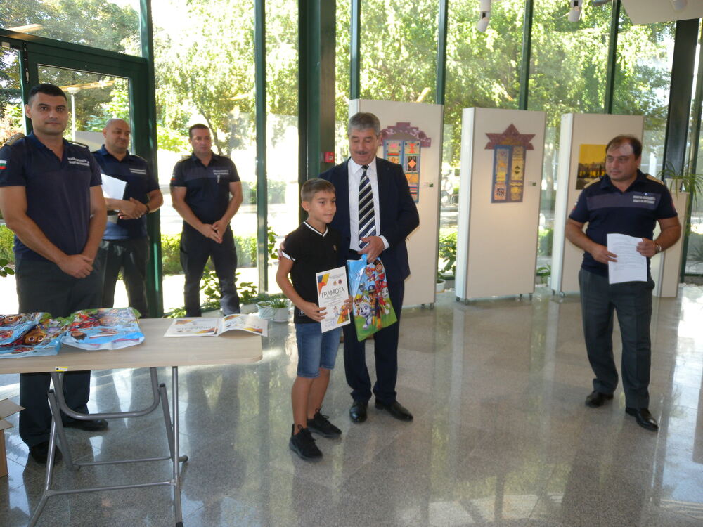 РД ПБЗН – Разград: Победителите в областния етап от Международния конкурс за детска рисунка „С очите си видях бедата – 2025“ бяха наградени днес