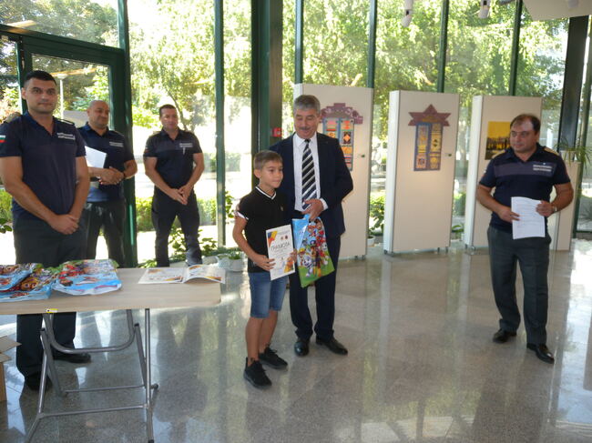 РД ПБЗН – Разград: Победителите в областния етап от Международния конкурс за детска рисунка „С очите си видях бедата – 2025“ бяха наградени днес