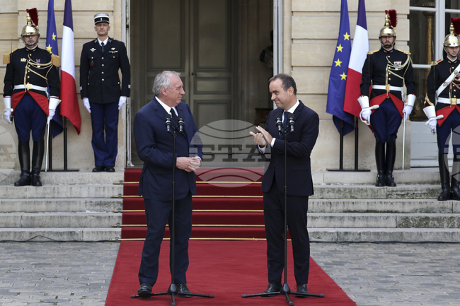 Льокорню призова за "креативни" решения за разрешаване на политическата криза във Франция