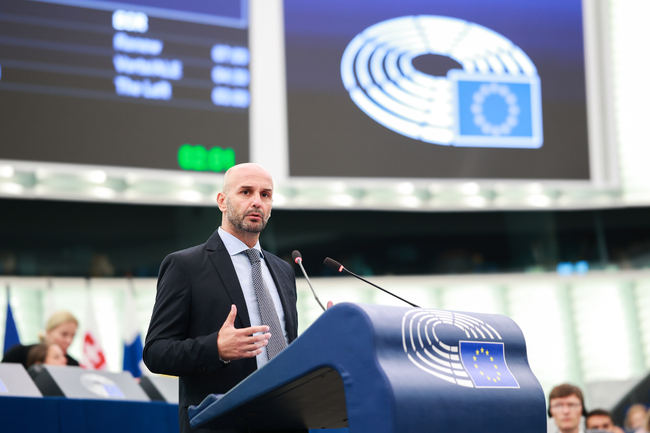 Европа трябва да укрепи ценностите и икономиката си, а не да се задушава със стари политики, заяви лидерът на Европейските консерватори и реформисти