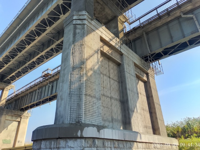 АПИ: Демонтирани са пешеходният парапет и част от осветителните стълбове в 320-метров участък в посока Румъния на Дунав мост при Русе