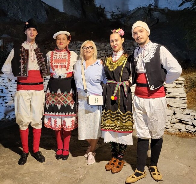 Представители на танцова формация „Луди-Млади“ в Атина участваха в Европейския фестивал на традиционните танци за двойки на остров Кифнос