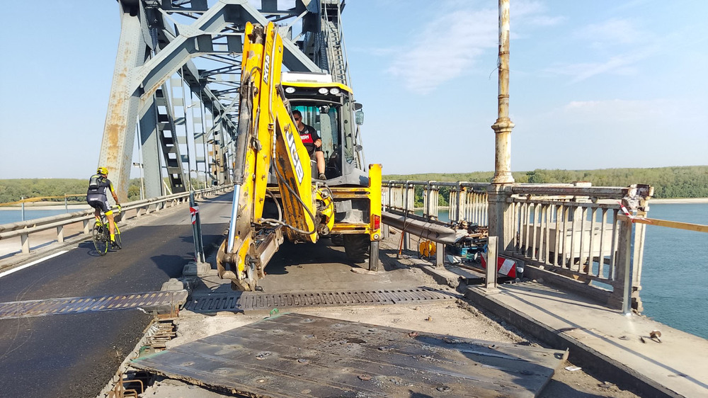 Работници демонтираха пешеходен парапет и осветителни стълбове в 320-метров участък при основния ремонт на Дунав мост при Русе