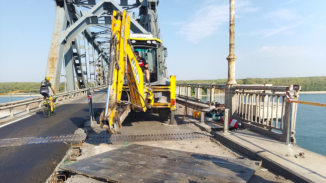 Работници демонтираха пешеходен парапет и осветителни стълбове в 320-метров участък при основния ремонт на Дунав мост при Русе