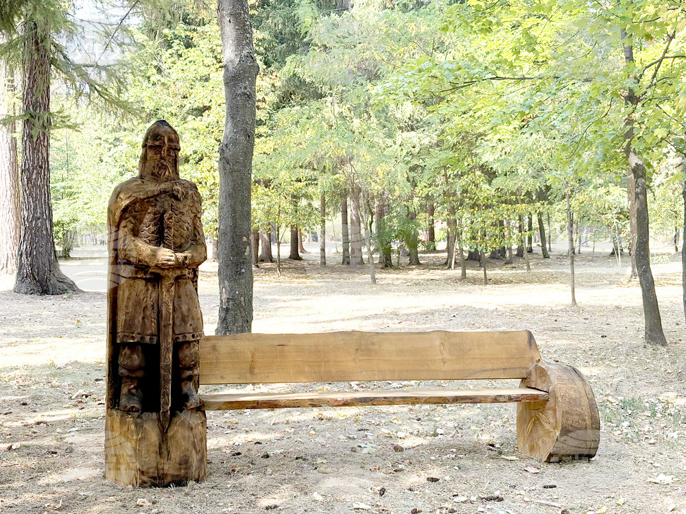 В Туристическата градина в Самоков са поставени нови цветни пейки, направени по време на карвинг фестивала