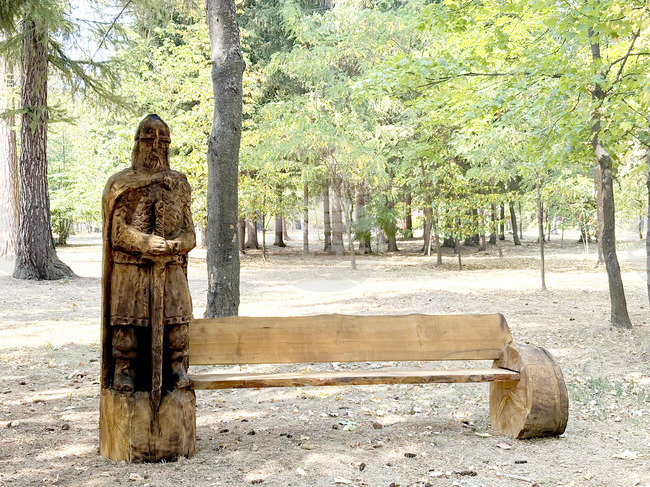 В Туристическата градина в Самоков са поставени нови цветни пейки, направени по време на карвинг фестивала
